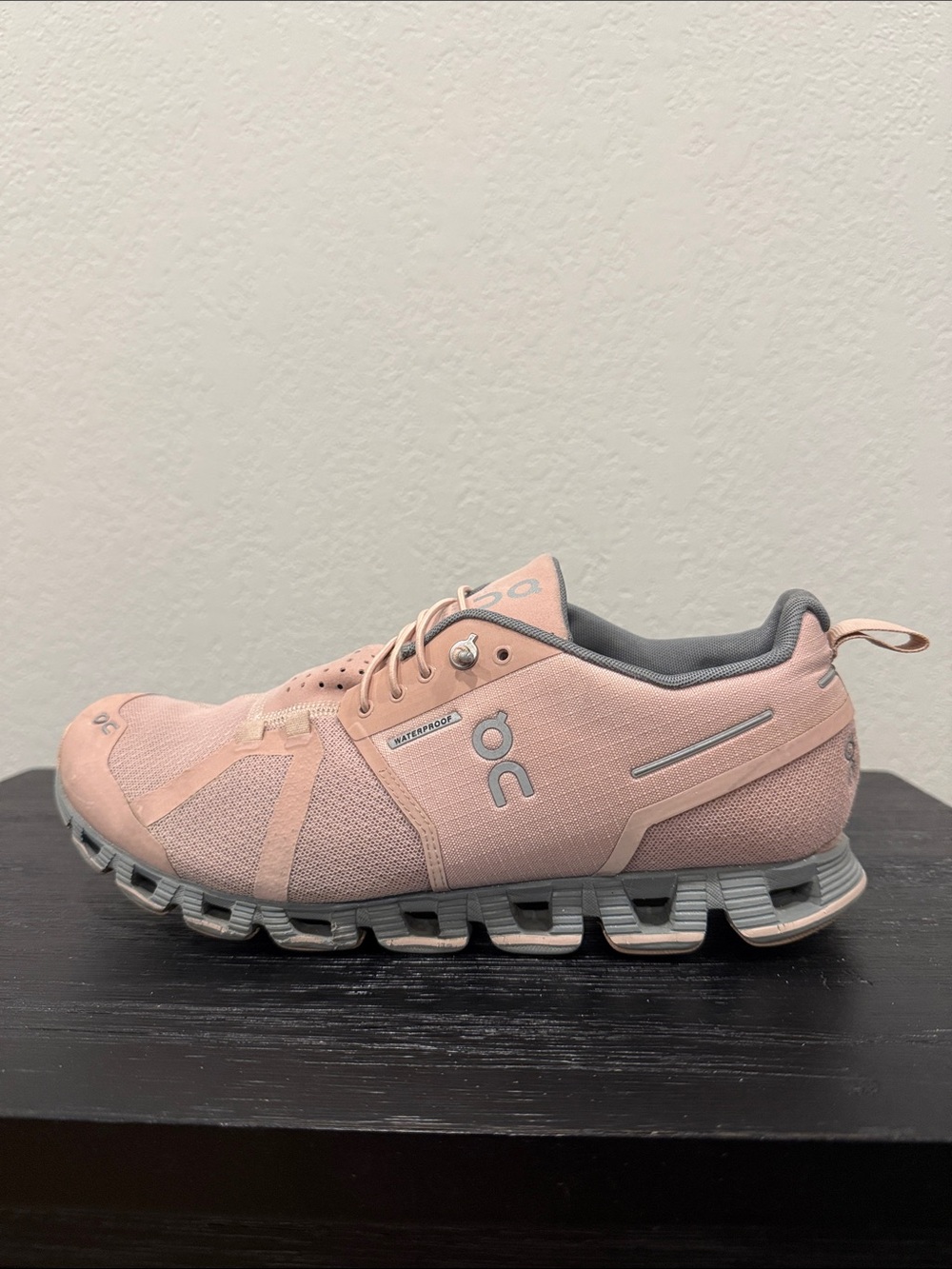 On Running Women's Size 10 Cloud Waterproof Run Train Sneaker in Pink and Gray
